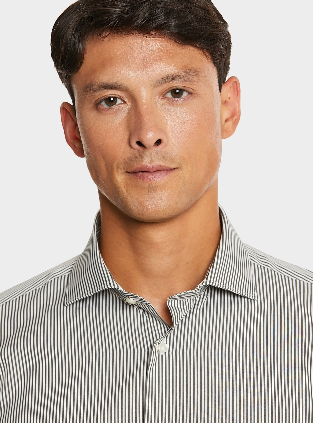 Mehrfarbig gestreiftes Baumwollhemd mit französischem Kragen