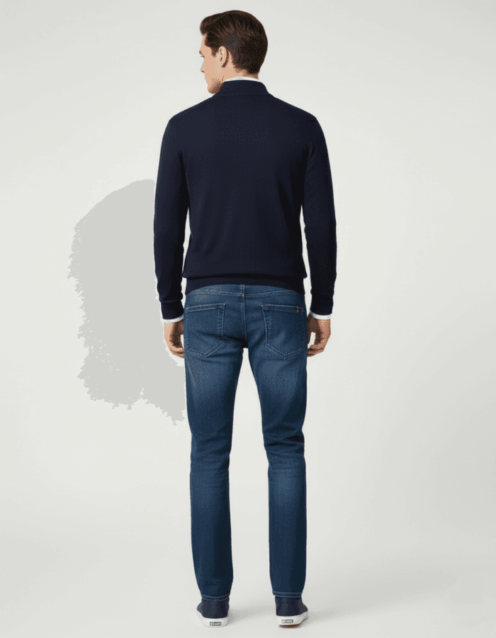 Zadnji pogled na produžene muške slim fit farmerice od premium pamuka, tamno plave boje.