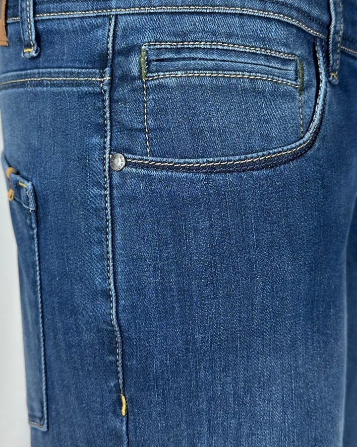 Detaljni prikaz džepa produženih muških slim fit farmerica od premium pamuka, plavi teksas.