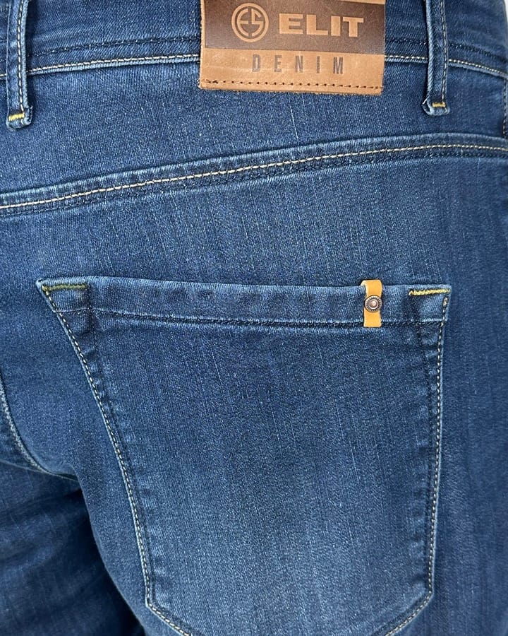 Detaljan prikaz zadnjeg dela produženih muških slim fit farmerica od premium pamuka.