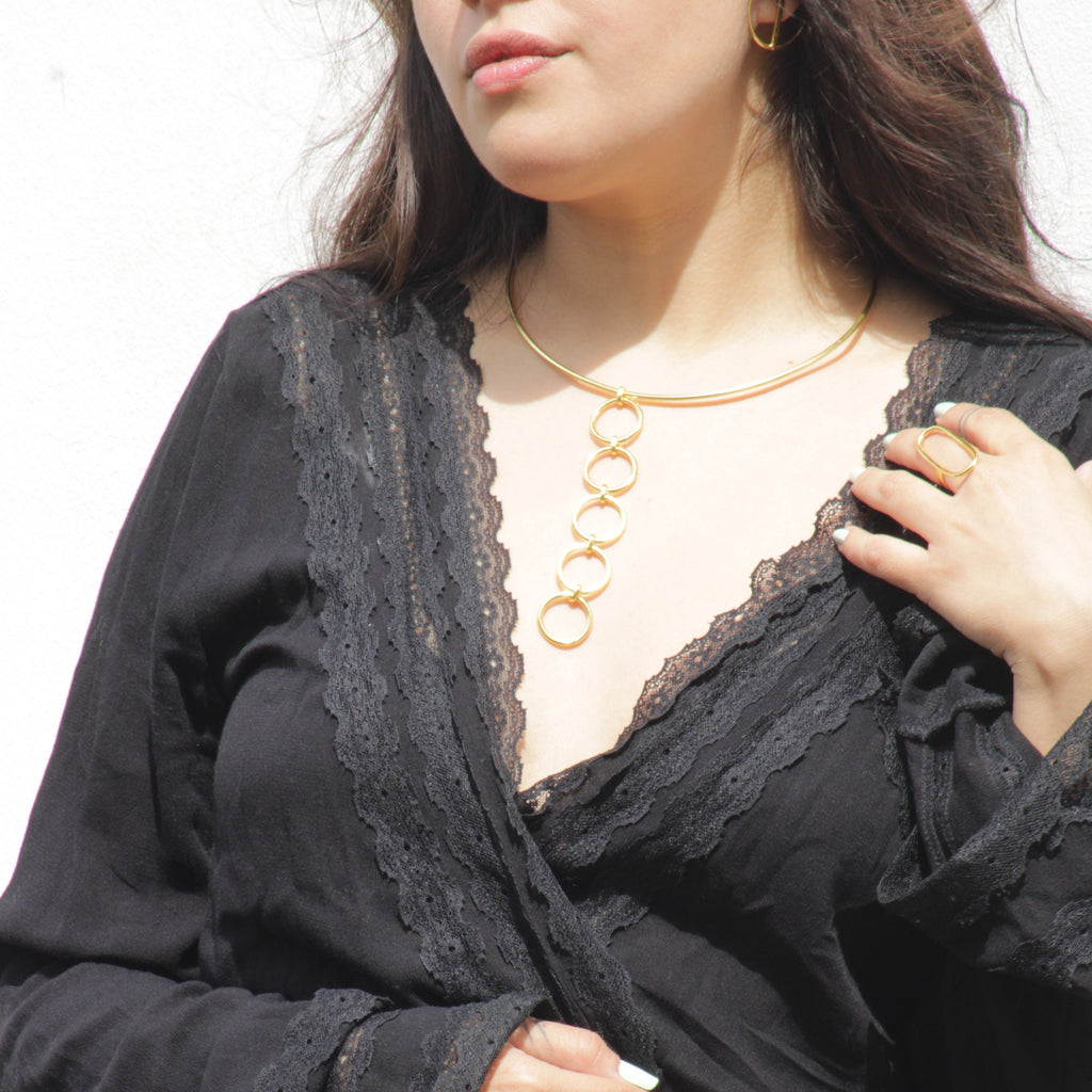 Choker mit vergoldetem Anhänger